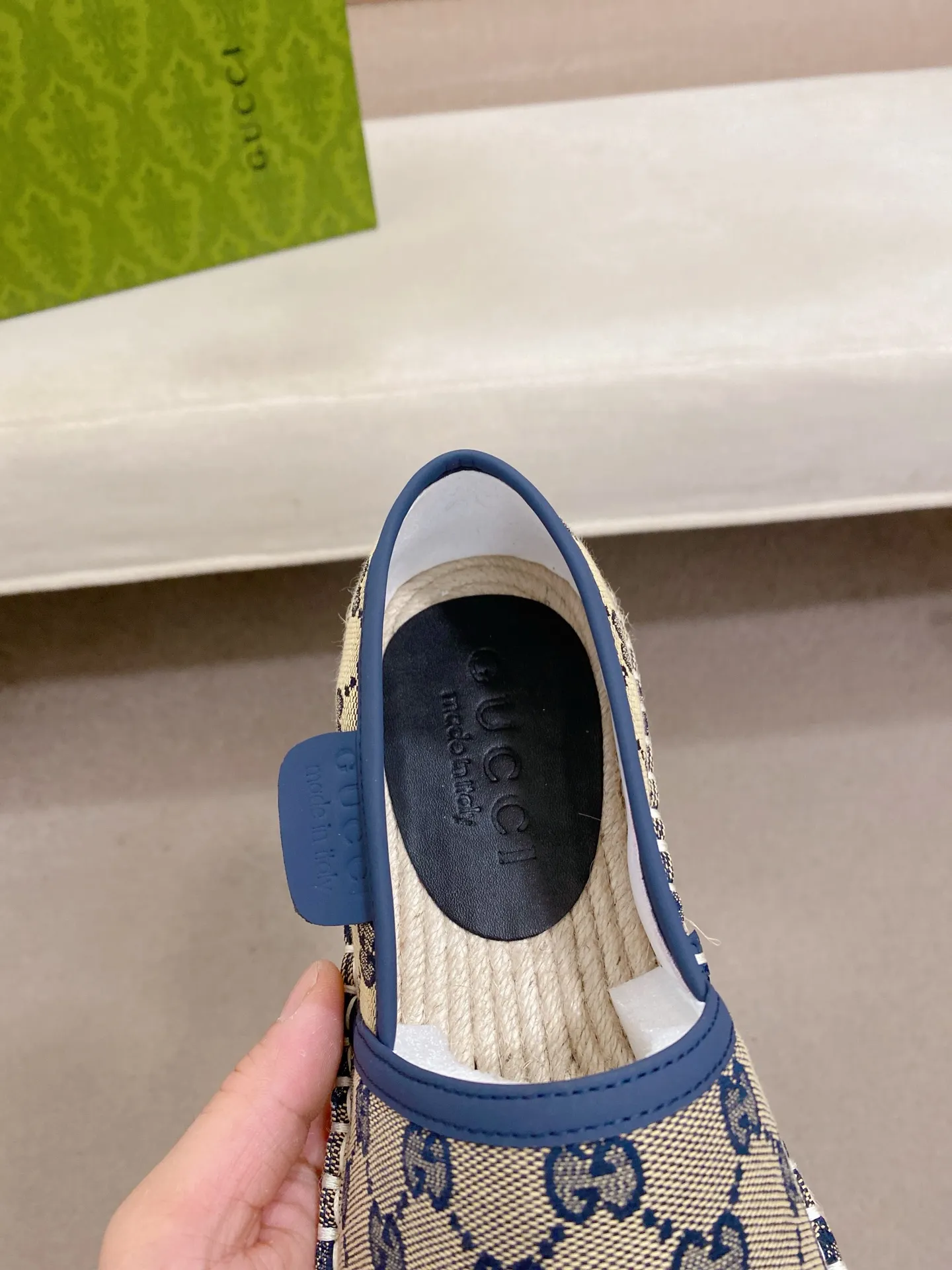 Factory price: 400💰High-quality GUCCI💫Men's latest slip-on Loaf casual shoes✔️The original version is available simultaneously at the counter and is a one-to-one replica🏍️Fabrics: Italian imported fabrics, pure hand-pulled threads, raw rubber breathable anti-slip outsole, breathable and comfortable lambskin lining, 100% comfortable density, original rubber outsole wear-resistant ✔️Code number: 38-44, you deserve it, (Note: 45 can be customized, non-refundable and non-exchangeable)
